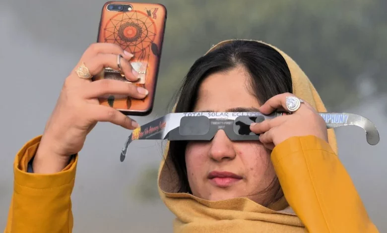 Як безпечно сфотографувати сонячне затемнення на смартфон чи камеру