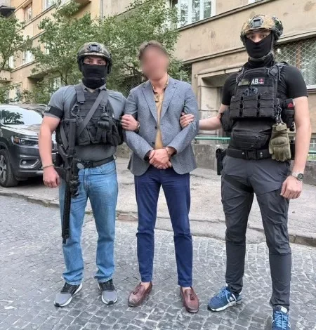 У Львові затримали чоловіка за підозрою у неправдивому мінуванні залізничного вокзалу