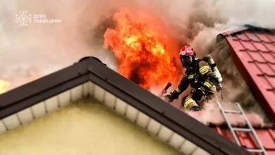 У Пустомитах загорівся дах будівлі, рятувальники ліквідували пожежу