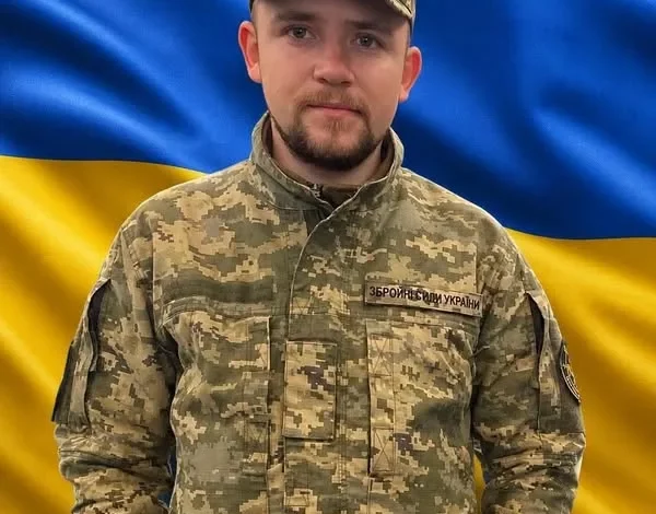 У Комарнівській громаді попрощаються із захисником Віталієм Терлецьким