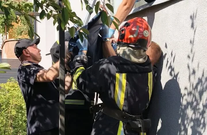 У Львові рятувальники допомогли медикам потрапити до квартири пацієнтки