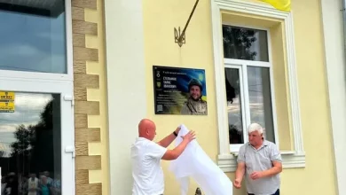 У Наконечному Першому відкрили меморіальну дошку полеглому захиснику Тарасу Стельмаху