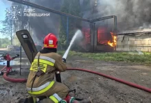 У Львові рятувальники ліквідували пожежу на складі, загинули троє людей