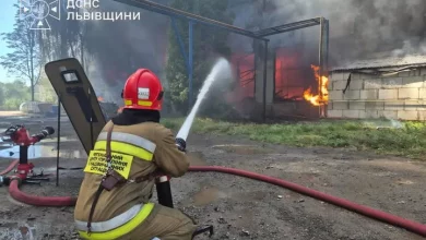 У Львові рятувальники ліквідували пожежу на складі, загинули троє людей