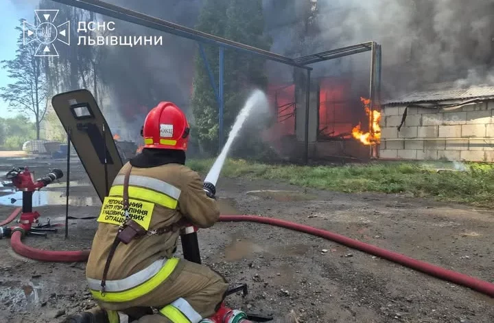 У Львові рятувальники ліквідували пожежу на складі, загинули троє людей