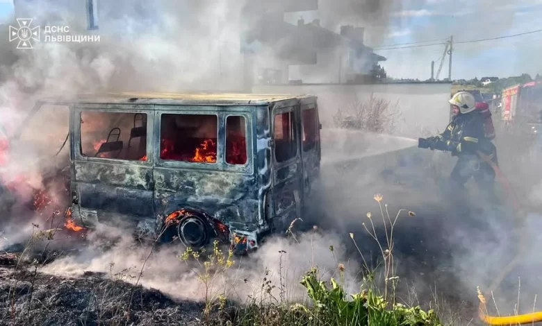 У селі Зубра рятувальники загасили пожежу в автомобілі Ford Transit