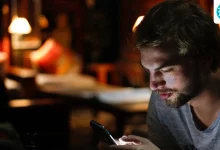 Як позбутися нічної звички гортати телефон: поради аюрведи