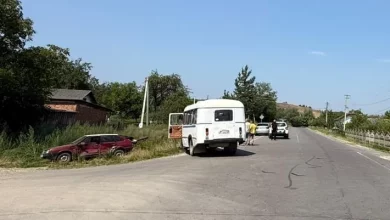 У селі Попелі на Львівщині легковик зіткнувся з автобусом, травмований водій