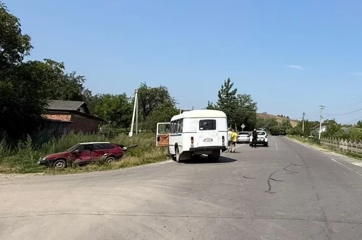 У селі Попелі на Львівщині легковик зіткнувся з автобусом, травмований водій