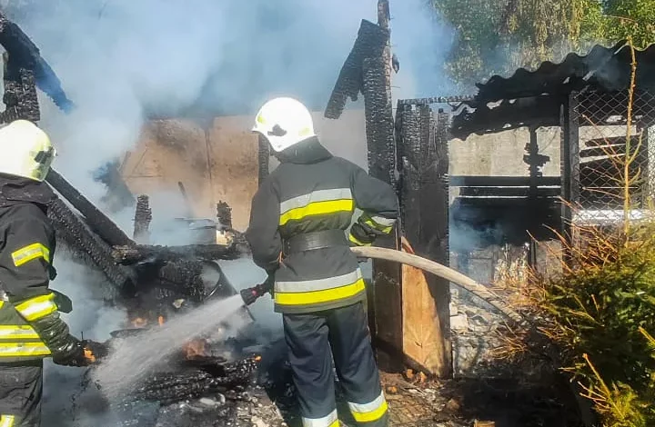 У Яворові під час пожежі господарської будівлі вогнеборці захистили ще чотири