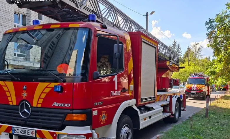 У Львові під час пожежі в багатоповерхівці рятувальники вивели з будинку п’ятьох людей