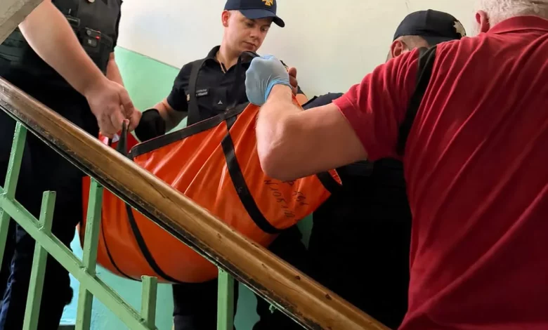 У Львові рятувальники через драбину потрапили до квартири жінки, якій стало зле