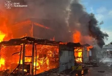 У Бродах загасили пожежу в металевому ангарі