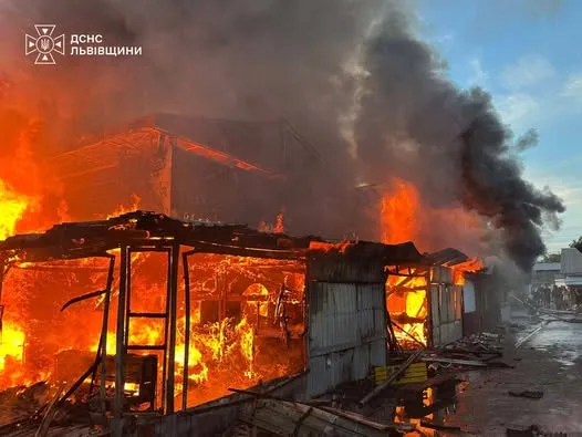 У Бродах загасили пожежу в металевому ангарі