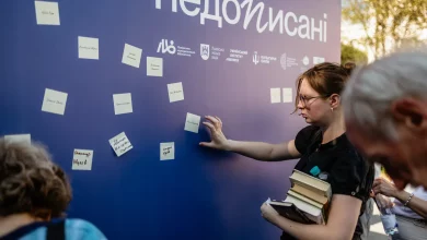 У Львові на площі Ринок відкрили виставку «Стіна пам’яті» про загиблих людей літератури