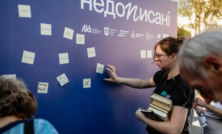 У Львові на площі Ринок відкрили виставку «Стіна пам’яті» про загиблих людей літератури