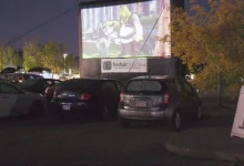 У Калгарі паркінг Southcentre Mall перетворили на автокінотеатр заради Kids Help Phone