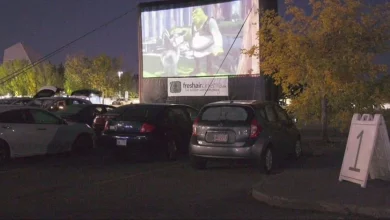 У Калгарі паркінг Southcentre Mall перетворили на автокінотеатр заради Kids Help Phone