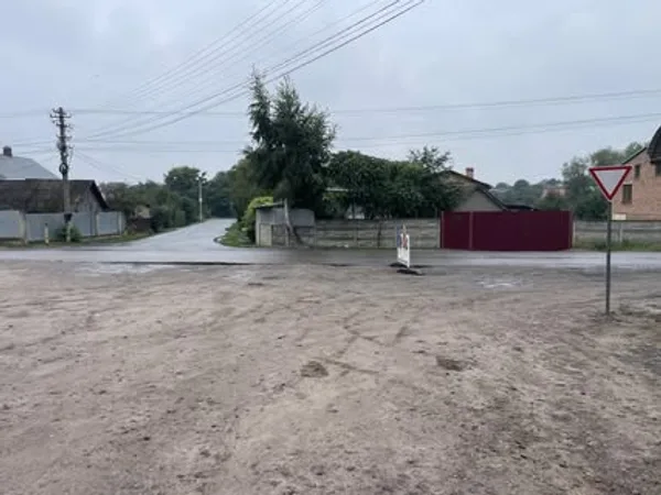 У селі Надичі на перехресті встановили нові дорожні знаки
