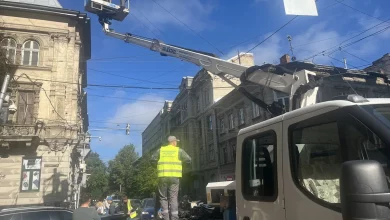 У Львові вантажівка пошкодила світлофор на перехресті Дорошенка — Словацького