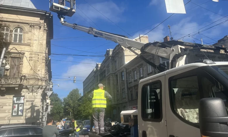 У Львові вантажівка пошкодила світлофор на перехресті Дорошенка — Словацького