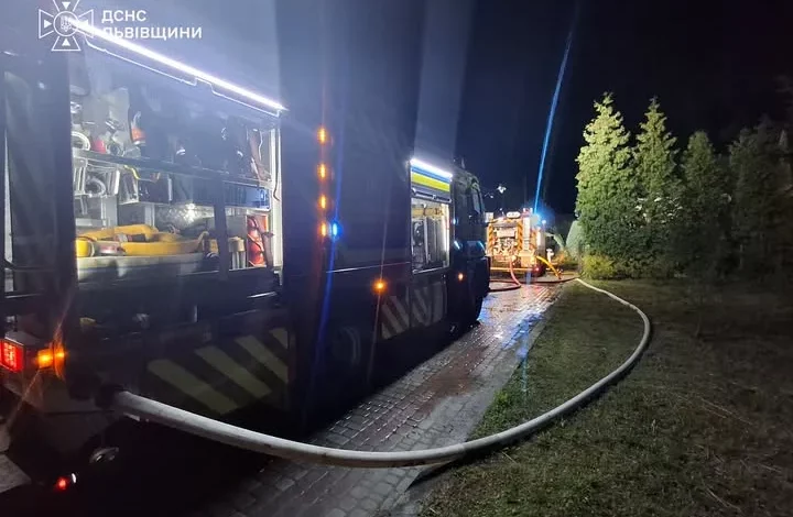 У Трускавці вночі загорівся дах триповерхової будівлі