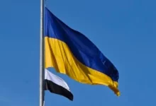 На площі Героїв підняли біло-чорний стяг на підтримку полонених та зниклих