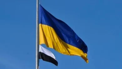На площі Героїв підняли біло-чорний стяг на підтримку полонених та зниклих