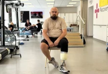 Морпіх Олександр Борщевський після ампутації опановує протез у центрі UNBROKEN