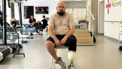 Морпіх Олександр Борщевський після ампутації опановує протез у центрі UNBROKEN