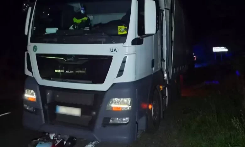 На Львівщині біля Великих Мостів у ДТП з вантажівкою загинув скутерист