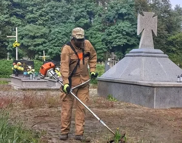 Фахівці центру «Доля» впорядкували український цвинтар у Заліській Волі в Польщі
