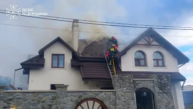 У Дрогобичі загорівся житловий будинок, рятувальники вчасно зупинили вогонь