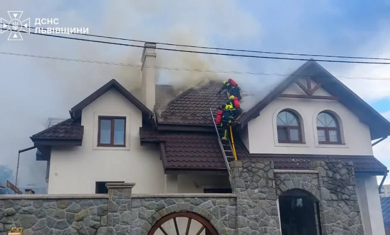 У Дрогобичі загорівся житловий будинок, рятувальники вчасно зупинили вогонь
