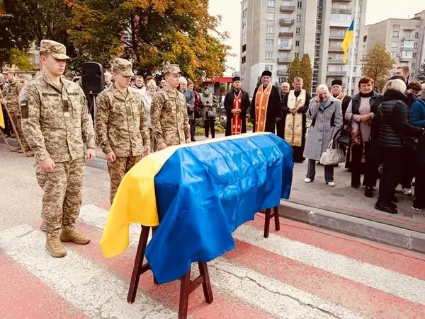 Новороздільська громада зустріла кортеж із тілом воїна Андрія Яцинича