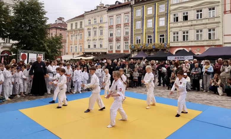 «Дні Японії» у Львові зібрали на площі Ринок сотні людей