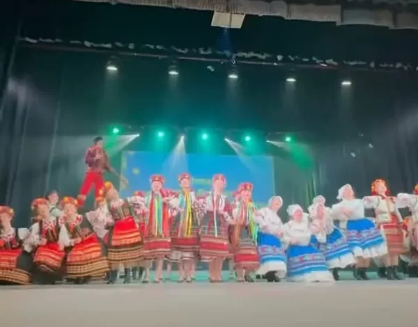 Львівський ансамбль «Полуничка» привітав освітян композицією «Верховина – рідна мати»