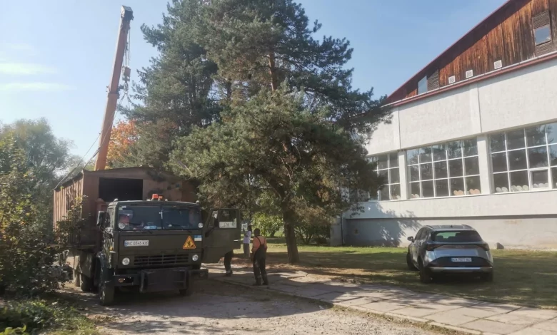 У Дрогобичі примусово демонтовують самовільні гаражі біля ДЮСШ Боберського