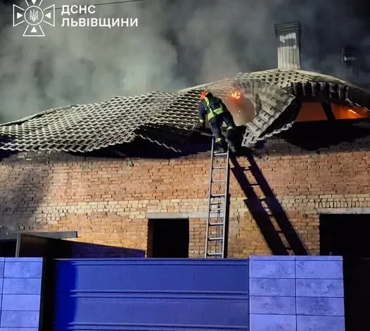 У селі Бірки на Яворівщині загорілася будівля з електромобілем
