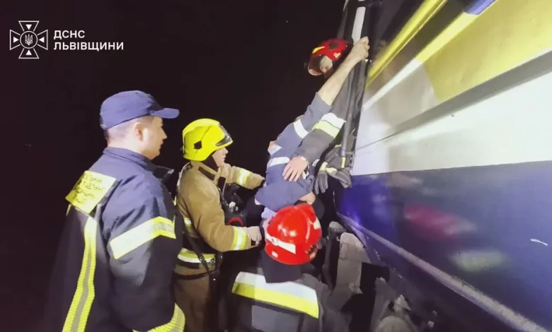 У Львові зіткнулися дизель-поїзд та електровоз
