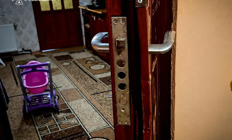 У Жовкві рятувальники відчинили квартиру, де зачинилася трирічна дівчинка