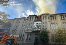 У Бродах рятувальники врятували чоловіка з палаючої квартири