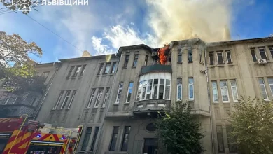 У Бродах рятувальники врятували чоловіка з палаючої квартири