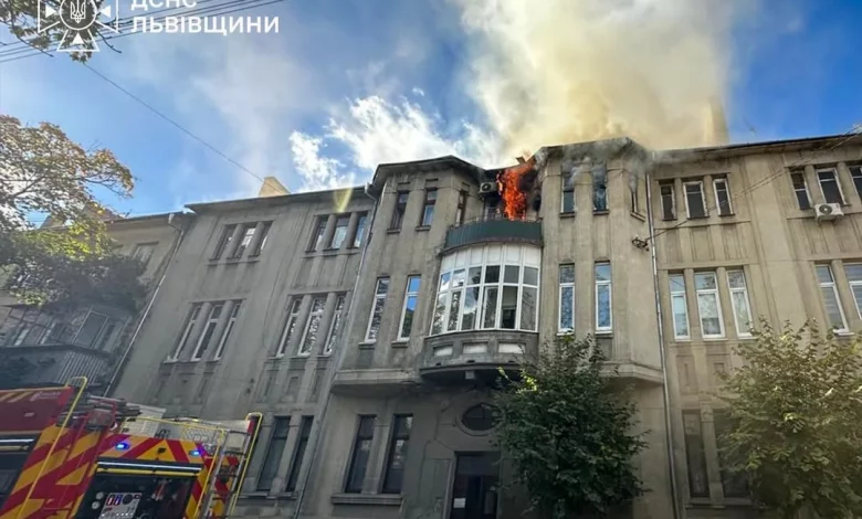 У Бродах рятувальники врятували чоловіка з палаючої квартири