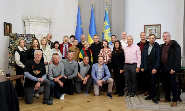 Делегація UCCA привезла до Львова 52 карети швидкої допомоги для військових