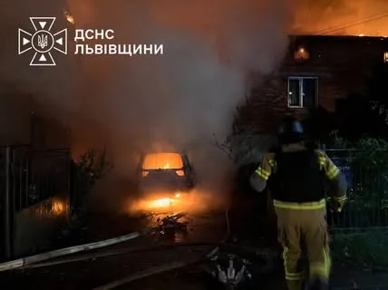 На Львівщині через російську атаку загорілися будинки та автомобілі