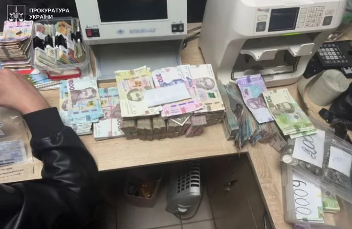 У Стрию викрили шахрайський кол-центр, що виманював банківські дані через фейкові знайомства