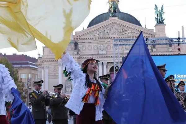 Перед Львівською оперою вшанували захисників і захисниць України