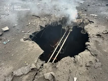 На Львівщині ліквідували пожежу в складській будівлі після російського удару