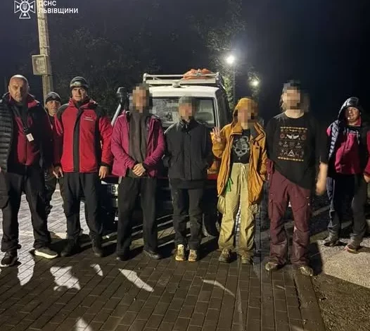 На Львівщині рятувальники знайшли вісьмох людей, які заблукали в лісах і горах